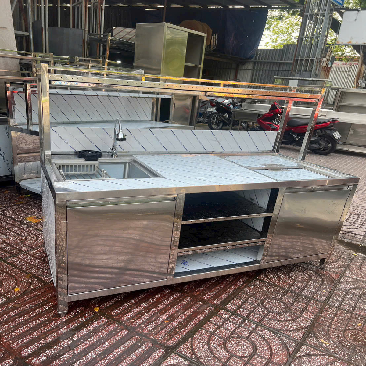 Quầy Pha Chế Inox Tích Hợp Chậu Rửa Và Kệ Trưng Bày