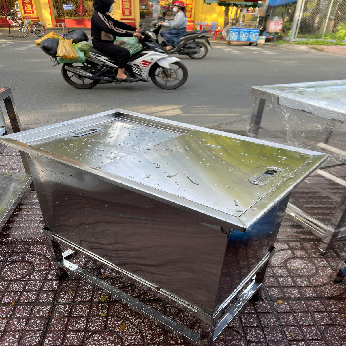 Thùng Đá Inox Có Chân Đứng