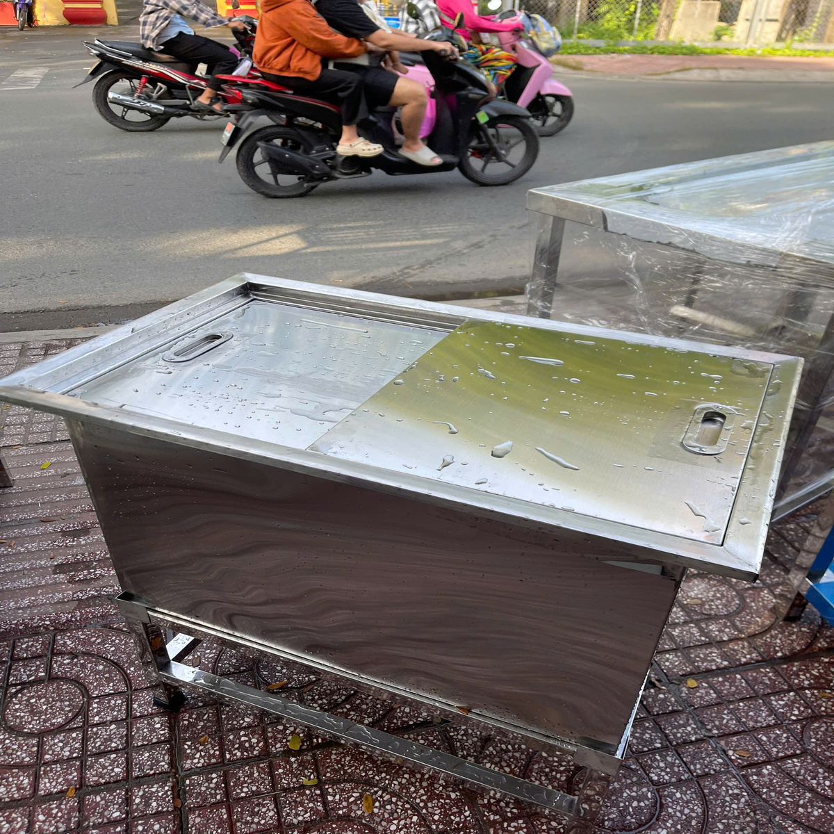 Thùng Đá Inox Có Chân Đứng
