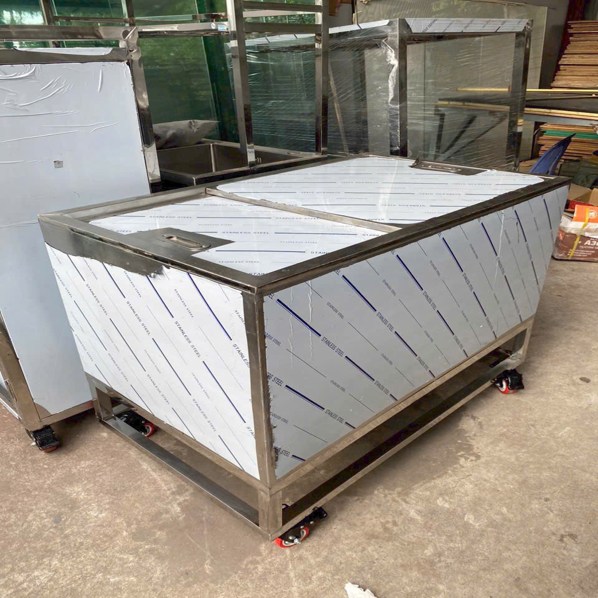 Thùng Đá Inox Có Chân Đứng