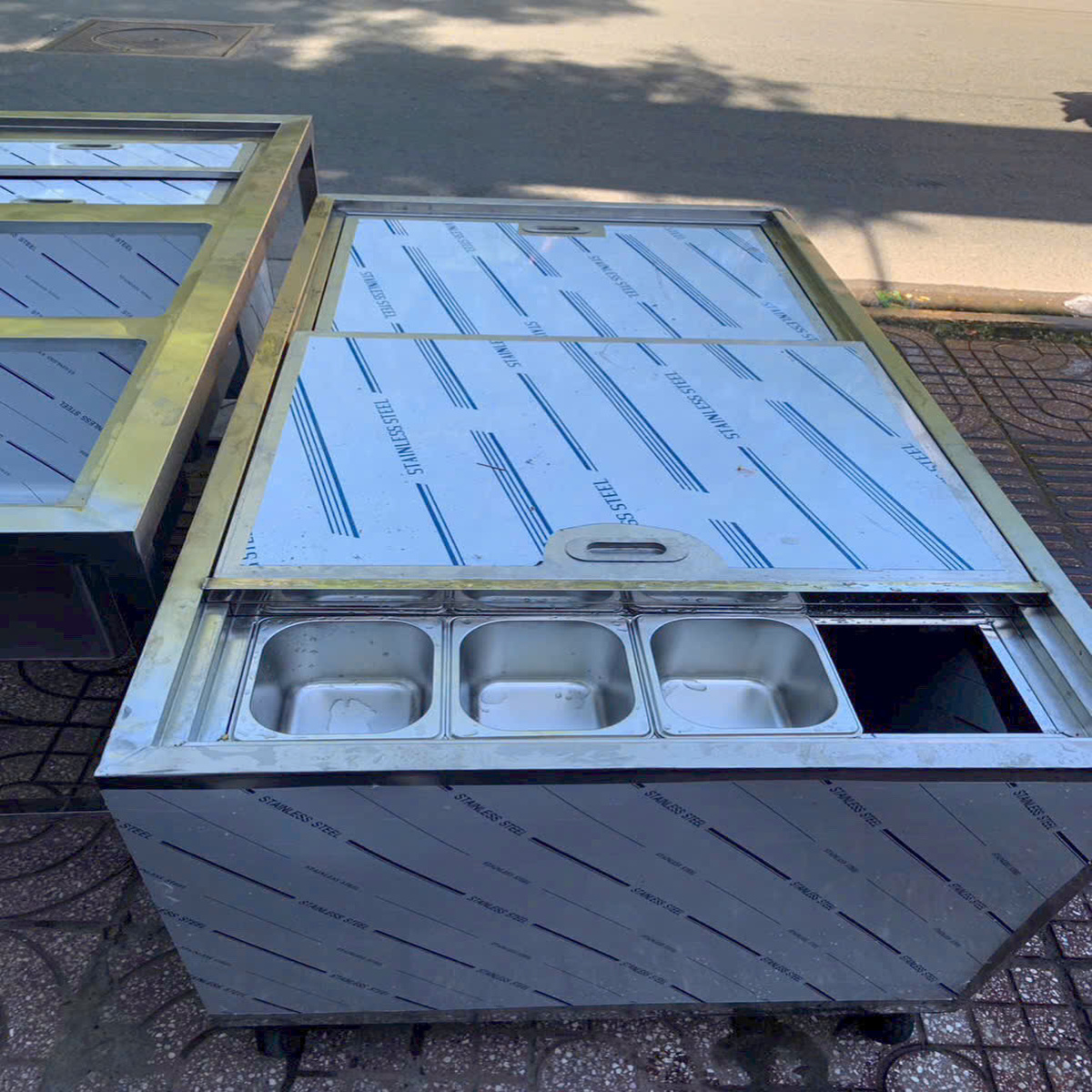 Thùng Đá Inox Có Chân Đứng